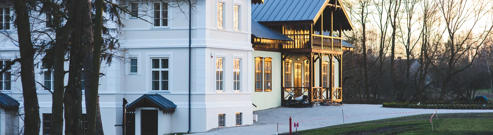 Helle charaktervolle Villa mit Holzveranda, Zufahrt, Rasen und altem Baumbestand